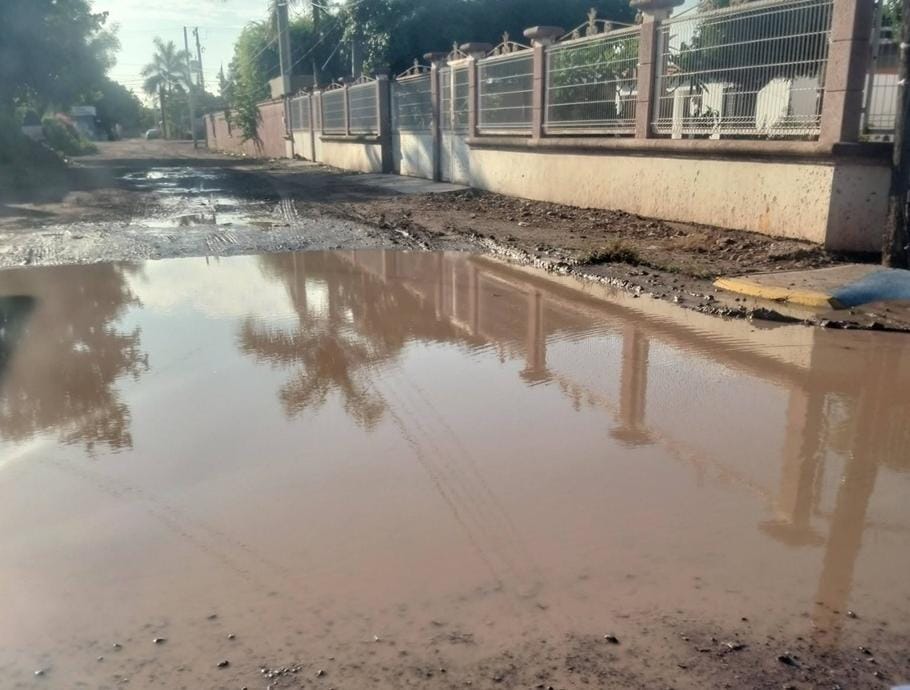 Drenajes colapsados, dispensario sin luz: Entre los reclamos de vecinos del Ej. Flores Magón
