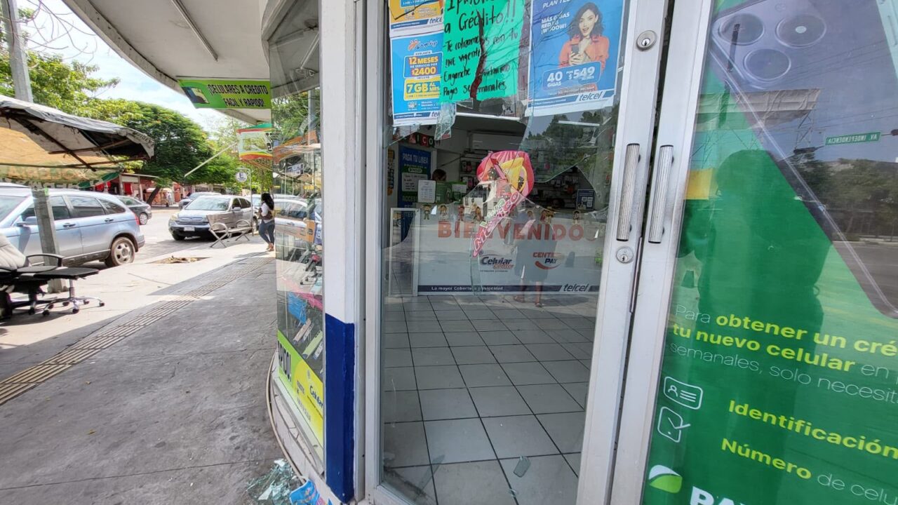 Joven furioso paga más de 2 mil pesos tras quebrar cristal de compañía telefónica en Los Mochis