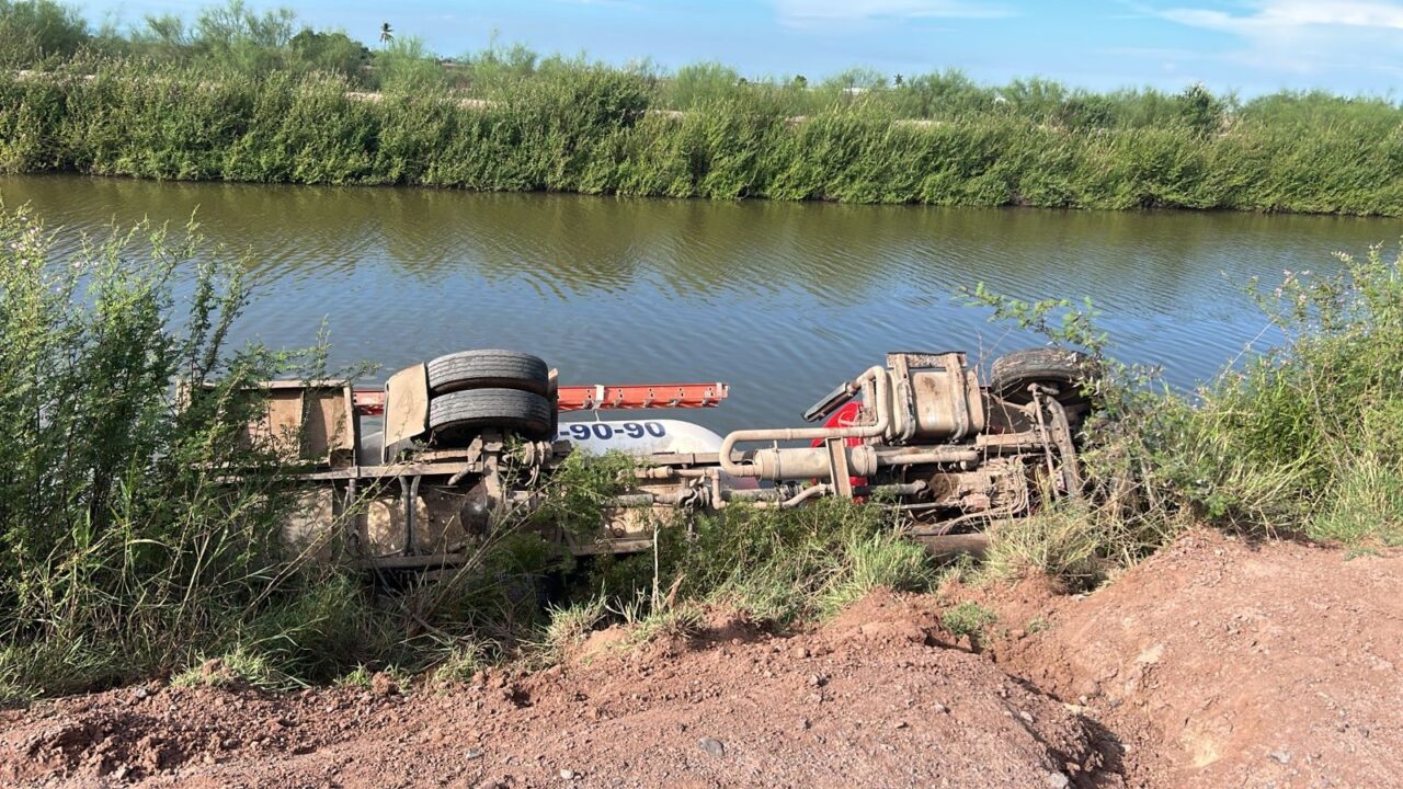 Dos hombres terminan en el hospital tras volcadura de pipa en un canal en El Fuerte