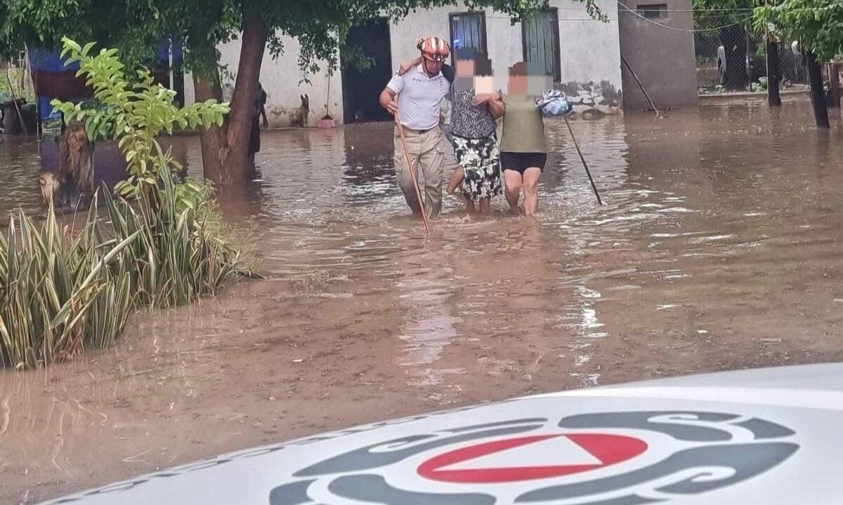 Abuelita fue rescatada por PC tras inundación de su vivienda en Ahome