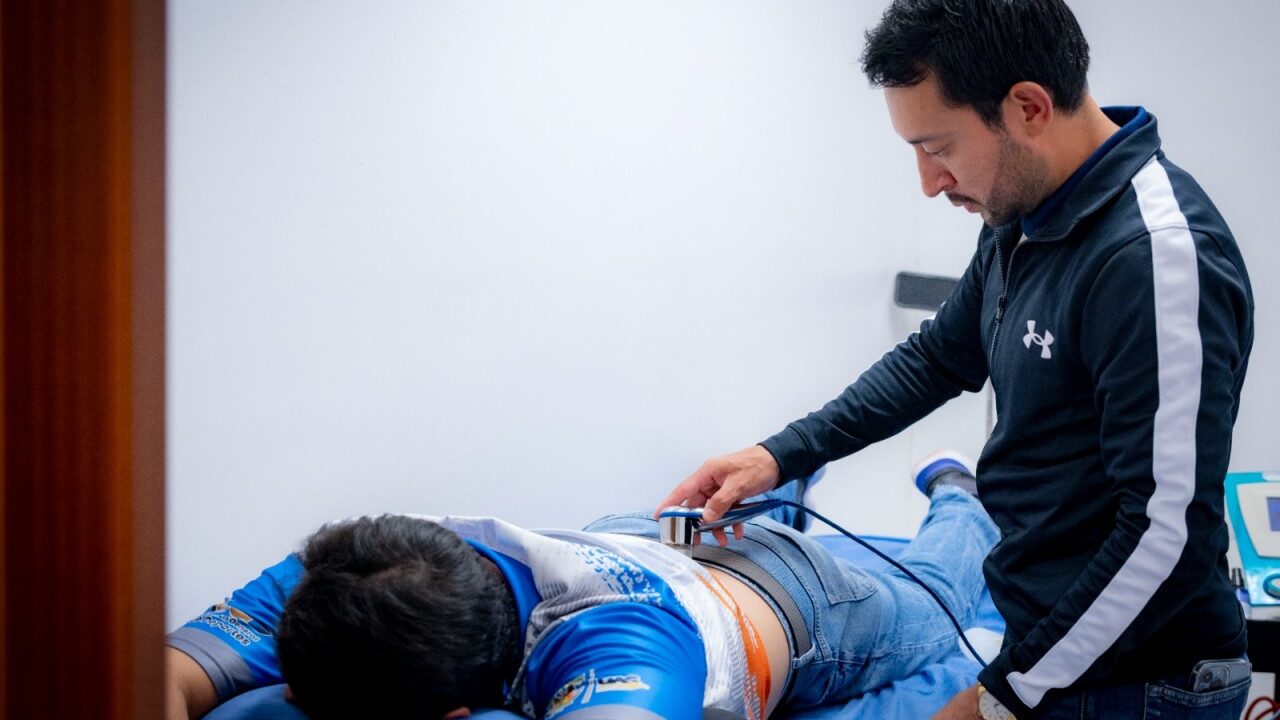 ¡No normalizar el dolor! Especialista advierte sobre los riesgos de ignorarlo y postergar la rehabilitación