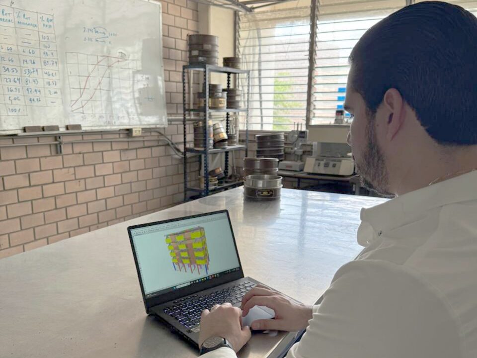 Investigador de la UAS propone sistema híbrido, para reforzar edificios con planta baja débil