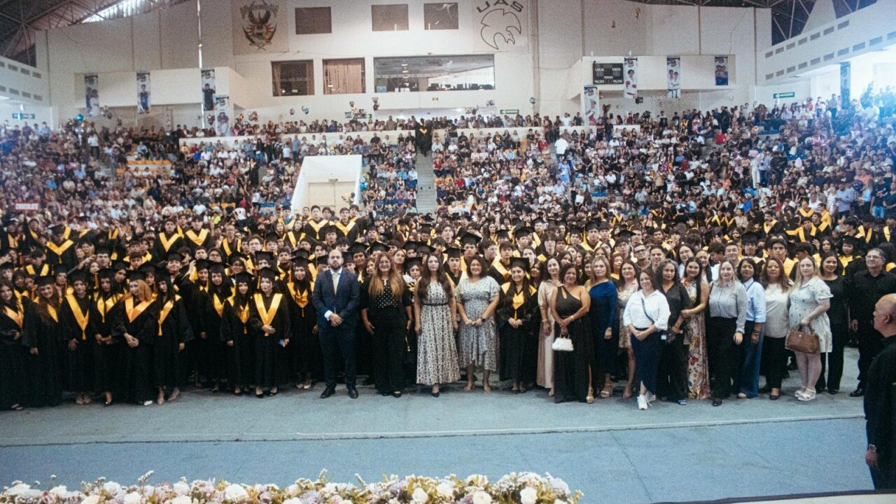 La Preparatoria Dr. Salvador Allende de la UAS celebra la graduación de 950 estudiantes