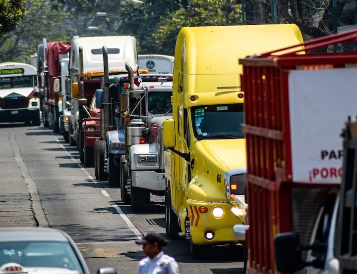 Sinaloa se suma con manifestación a paro nacional de transportistas
