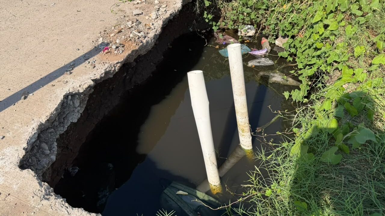Denuncian hoyo con aguas negras desde hace más de un año en la colonia Estrella; Temen por un posible socavón