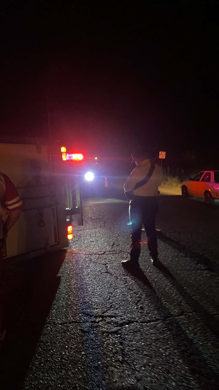 Conductor se queda dormido al volante y termina volcado en El Fuerte 