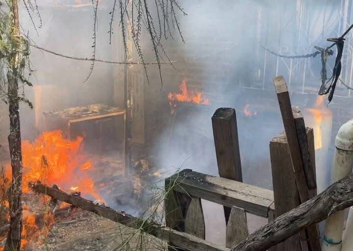 Incendio consume parte de una vivienda y afecta casas aledañas en Juan José Ríos