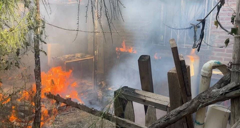 Incendio consume parte de una vivienda y afecta casas aledañas en Juan José Ríos