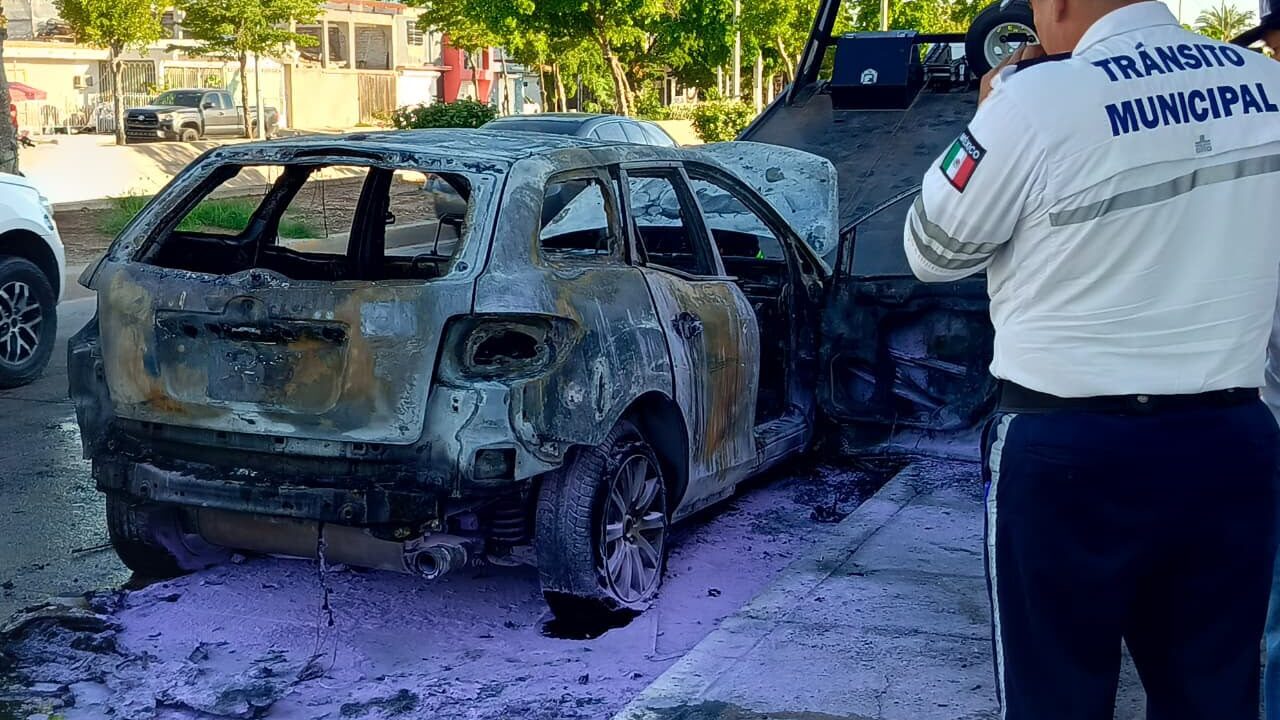 Automóvil termina en cenizas tras sufrir un incendio en Los Mochis