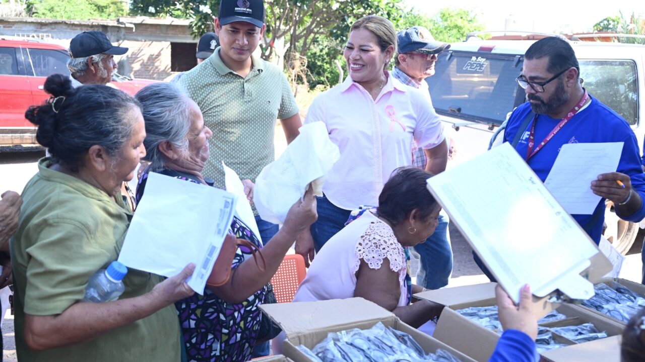 Tres Garantías recibe apoyos alimentarios y lentes de armazón