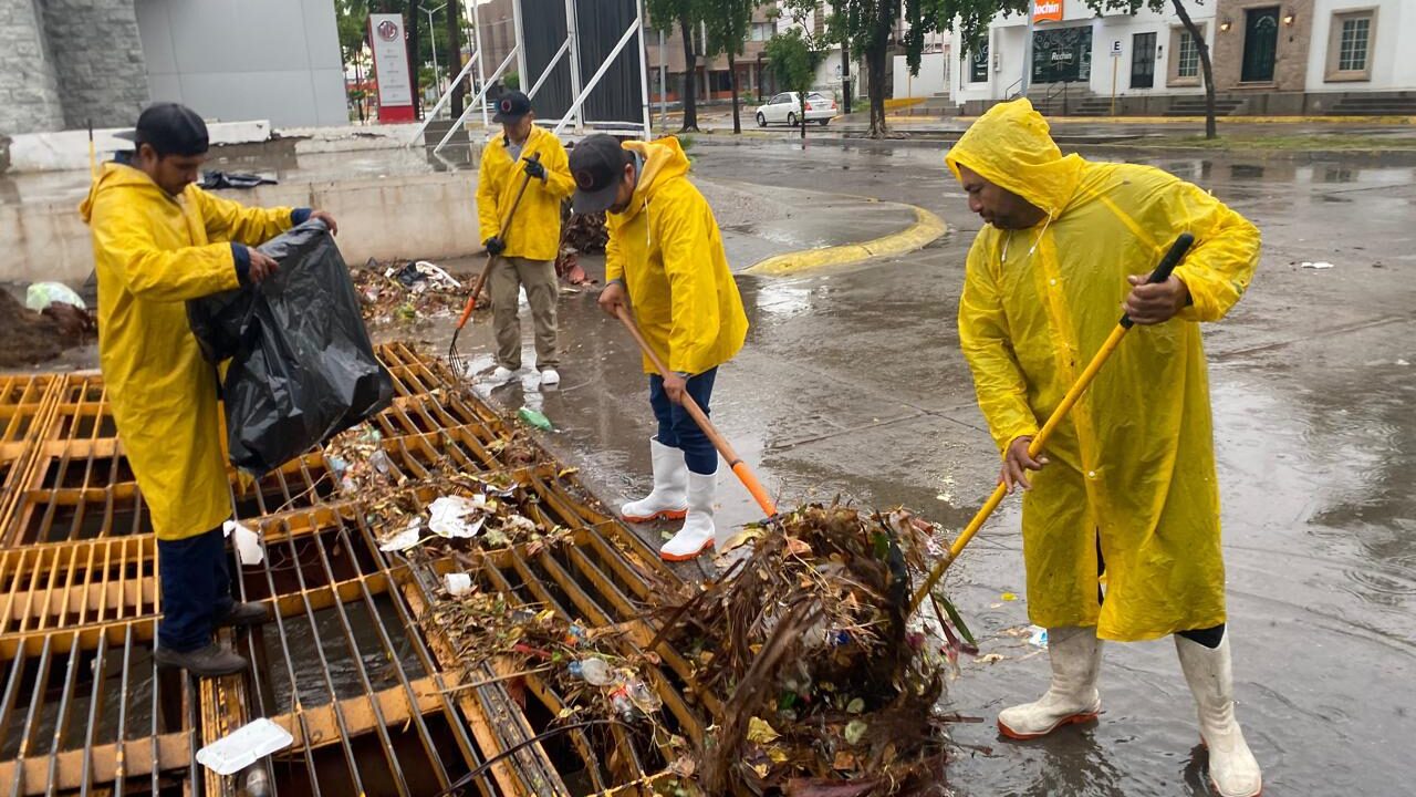 Cerca de 3 toneladas de basura recolectan hoy cuadrillas de Servicios Públicos en alcantarillas