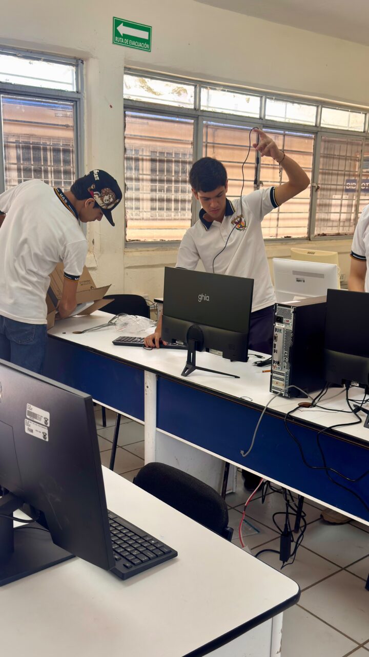 Recibe la Unidad Regional Norte equipos de cómputo que beneficiarán a más de 10 mil estudiantes de la UAS