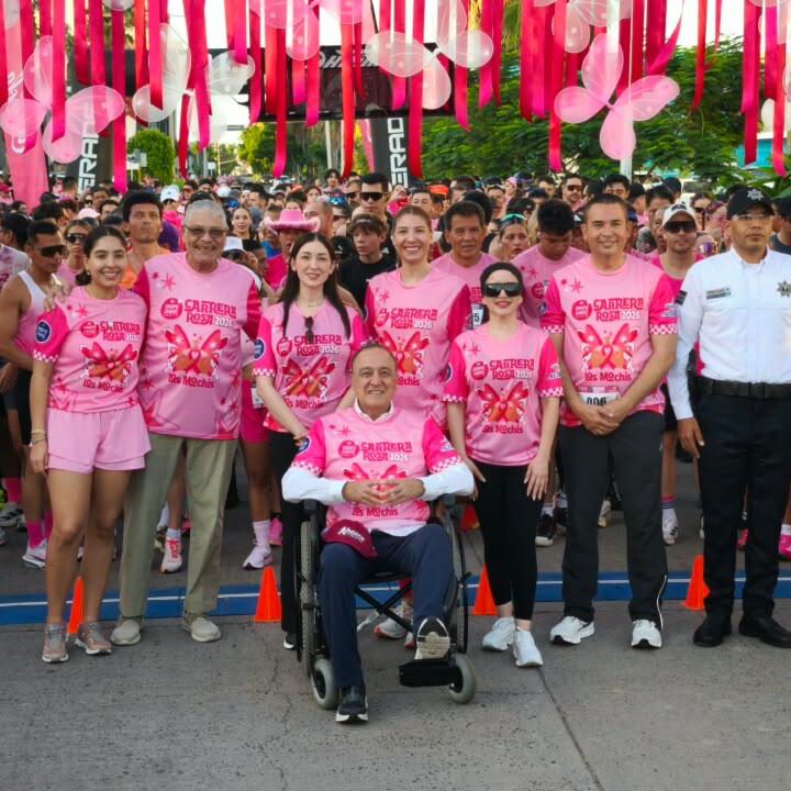 Alcalde Antonio Menéndez da el banderazo de la Carrera Rosa 2026