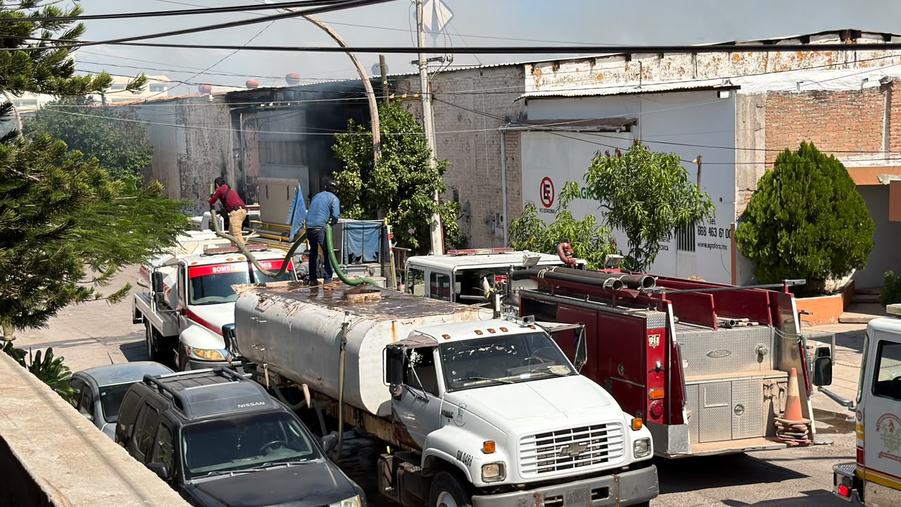 Fuerte incendio consume bodega de papas en el sector Las Fuentes, en Los Mochis